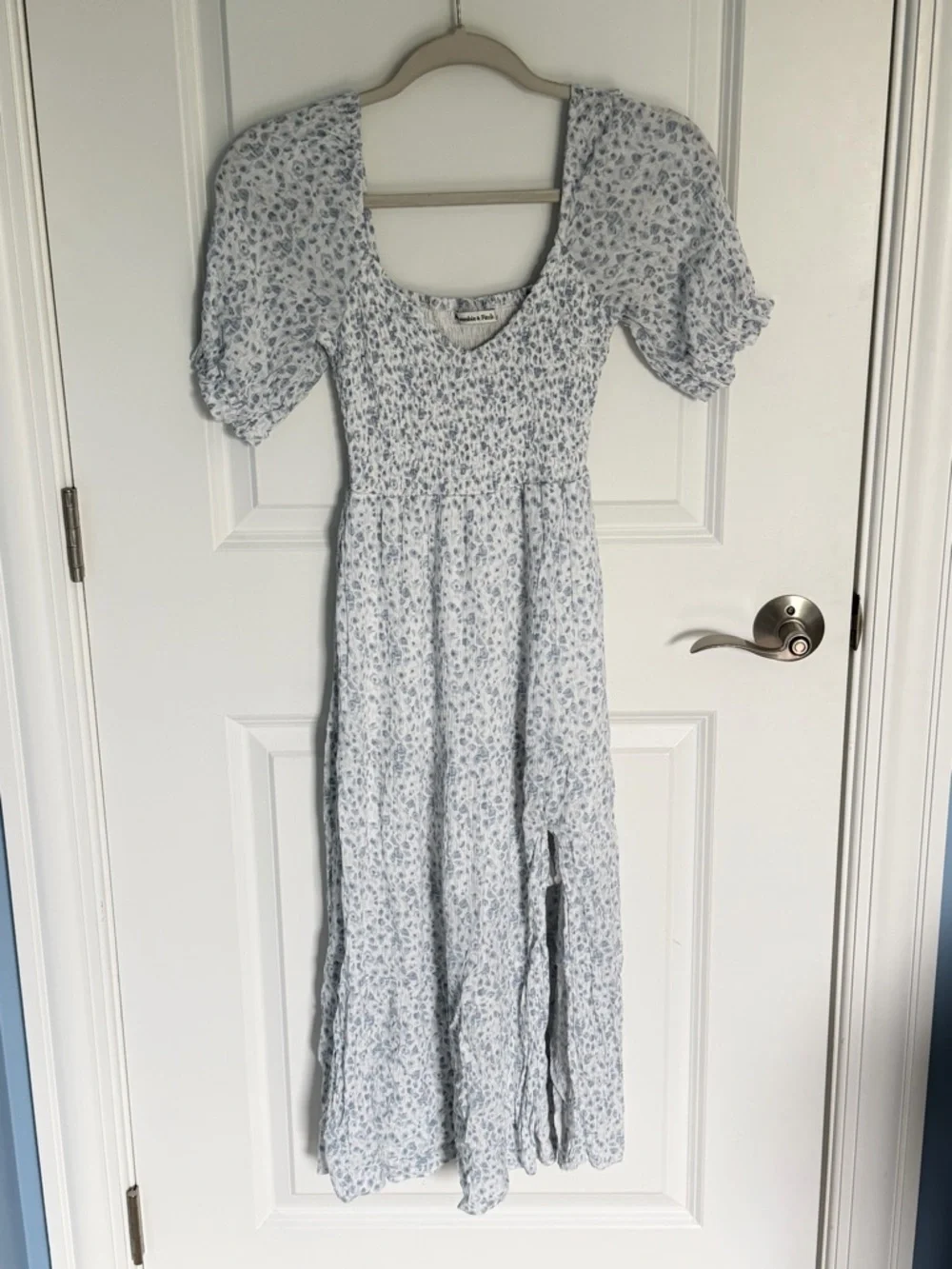Abercrombie & Fitch Light Blue Floral Smocked Maxi Dress Size Small 54927
